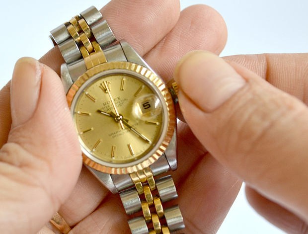 Cách chỉnh ngày giờ cho chiếc đồng hồ đeo tay